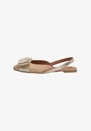 Beige Leder Slingback Ballerina mit goldenen metallic Akzenten und einer quadratischen dekorativen Schnalle. Das flache Sohlendesign betont die Einfachheit.