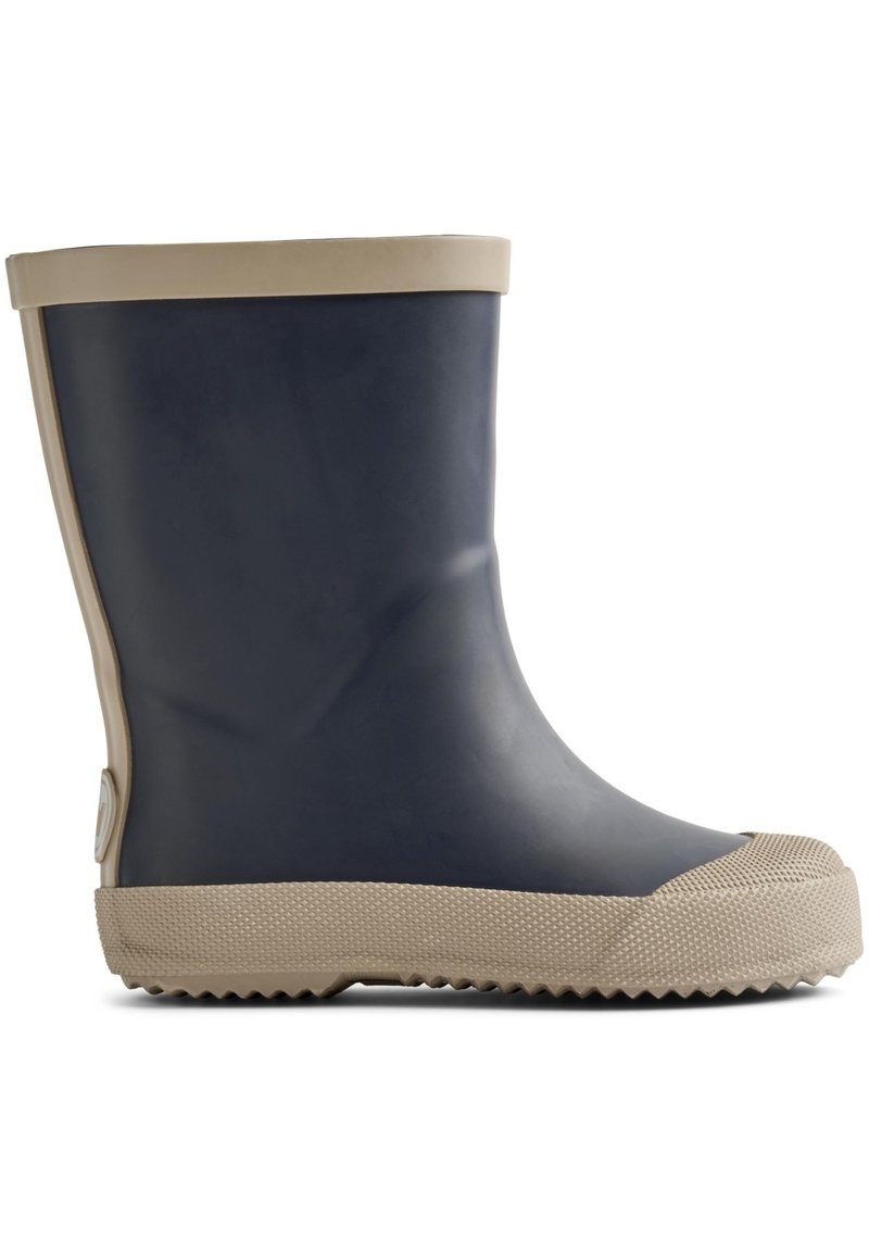 Botte de pluie en caoutchouc bleu marine avec une semelle beige, dotée d'un fond texturé et d'un dessus lisse avec un embout rond et un accent latéral.