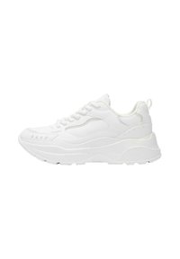 Sneaker bianchi con una parte superiore sintetica traspirante, colletto imbottito, suola testurizzata e design curvato. Presentano accenti di cuciture minimaliste.
