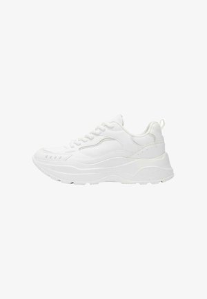 Sneaker bianchi con una parte superiore sintetica traspirante, colletto imbottito, suola testurizzata e design curvato. Presentano accenti di cuciture minimaliste.