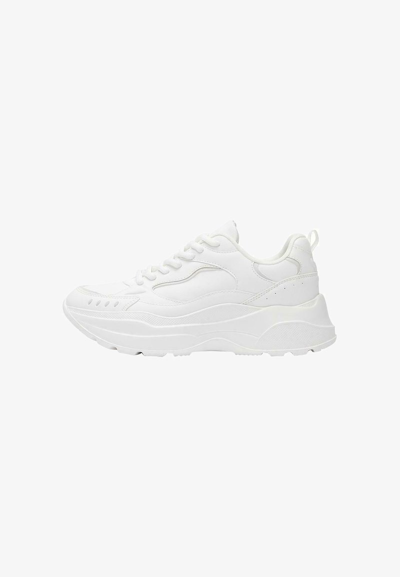Baskets blanches avec un dessus synthétique respirant, un col rembourré, une semelle texturée et un design incurvé. Présente des accents de couture minimalistes.