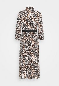 Midi-kjole med lange ærmer i sort og brunt leopardmønster, sort bælte i taljen og krave, vist bagfra på en hvid baggrund.