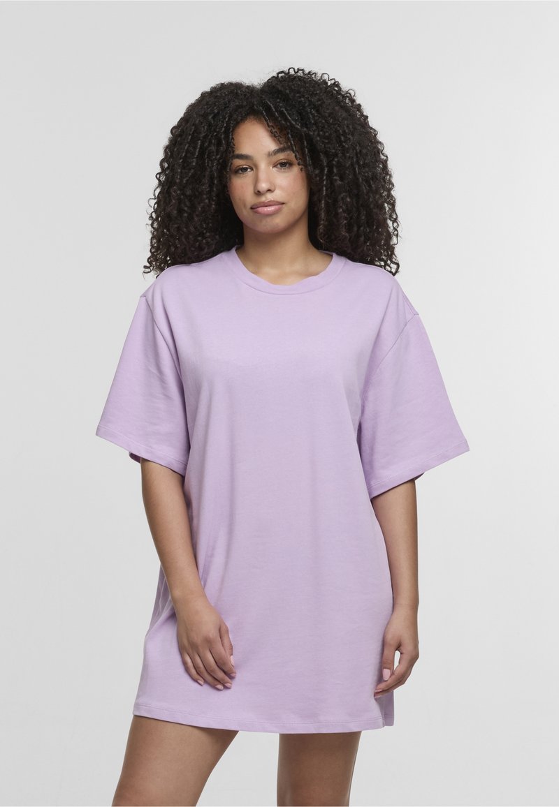 Liliowy oversize sukienka t-shirtowa z krótkimi rękawami, okrągłym dekoltem i gładką bawełnianą fakturą. Posiada luźny fason i casualowy styl.