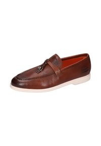 Bruine leren loafers met een gestructureerde afwerking, een band over de wreef en zilverkleurige hardware. Witte rubberen zool. Binnenzijde is oranje.