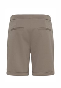 Shorts taupe longueur genou avec poches passepoilées à l'arrière et ourlets retroussés, vus de dos.