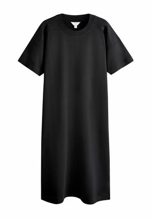 Černé midi šaty s krátkým rukávem, kulatým výstřihem, volnějším střihem a viditelnými ševy na rukávech a ramenou.
