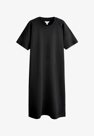 Černé midi šaty s krátkým rukávem, kulatým výstřihem, volnějším střihem a viditelnými ševy na rukávech a ramenou.
