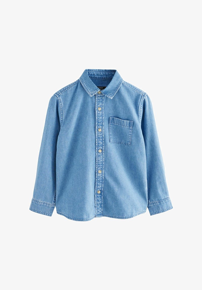 Hellblaues Jeanshemd mit langen Ärmeln, Knopfleiste, Kragen und einer Brusttasche auf weißem Hintergrund.