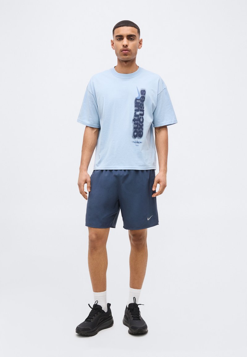 Nike Performance CREW SHORT LOOSE TOR - Triko s potiskem - light armory blue/thunder blue