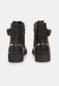 Bata BUBBLEGUMMERS - Stivaletti texani / biker - schwarz