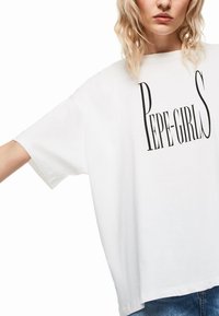 T-shirt bianca in cotone con una grande stampa grafica nera "Pepe-Girls", maniche corte e vestibilità comoda.