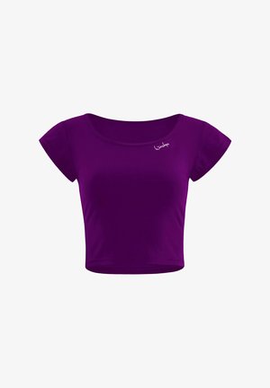 Paarse cropped T-shirt met korte mouwen. Zachte stof, ronde halslijn en geborduurd logo aan de linkerkant. Glad textuur.