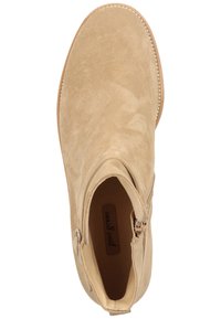 Beige Wildleder-Ankle Boot mit runder Zehenpartie, seitlichem Reißverschluss und gesteppten Kanten. Das Innenfutter ist mit einem Markenzeichen versehen. Insgesamt glatte Textur.