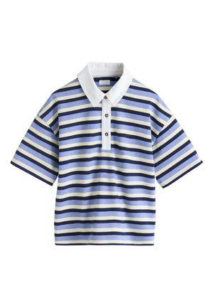 Rugbyshirt med korte ærmer med horisontale striber i marineblå, lyseblå og creme, hvid krave og tre brune knapper på frontknappen.