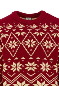 Maglioncino rosso a maglia con un motivo geometrico a diamante in crema. Il design include motivi a fiocco di neve e un collo a girocollo a costine.