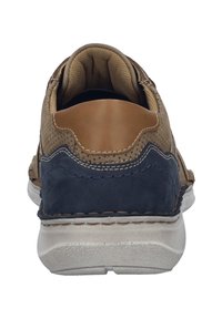 Chaussure marron et marine avec un dessus en cuir texturé, des coutures contrastées et une semelle en caoutchouc légère, vue de l'arrière.