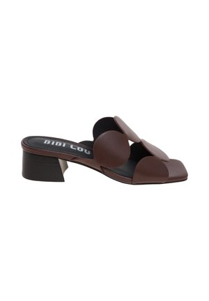 Bruine mule met lage hak en open teen met ronde leren accenten en zwarte binnenzool met label "Bibi Lou", zijaanzicht op witte achtergrond.