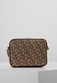 Hnědá vzorovaná taška přes tělo s texturovanou tkaninou, se zlatým řetězovým popruhem a obdélníkovým tvarem. Ozdobena designem loga.