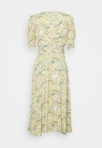 Kwiatowa sukienka z krótkimi bufkami; ma jasnosłoneczną bazę z zielonymi i różowymi wzorami botanicznymi, lejący się midi długości i elastyczny pas.