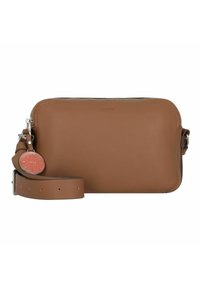Brązowa skórzana torebka na ramię z zamkiem błyskawicznym, regulowanym paskiem oraz okrągłą dekoracyjną metką z logo. Gładka tekstura z delikatnym ziarnem.