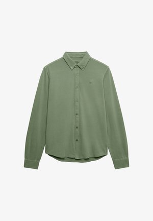 Langærmet olivengrøn skjorte med knapper, spidst krave og knaplukning ved ærmerne, lagt fladt på en hvid baggrund.