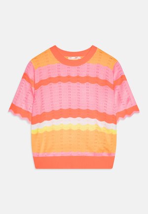 Top a maniche corte lavorato a maglia con strisce orizzontali nei colori rosa, arancione, giallo e bianco, con bordi ondulati e texture a maglia aperta.