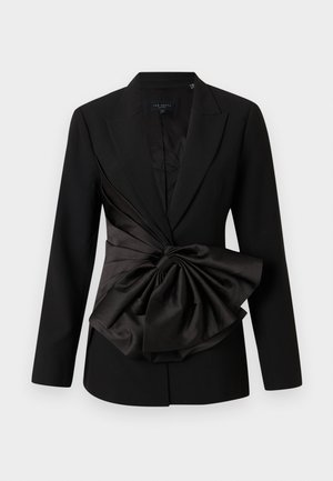 Blazer noir ajusté avec un détail drapé en satin asymétrique à la taille, des revers crantés et des épaules structurées.