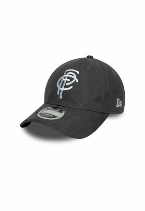 Schwarze Baseballmütze mit weißen verschlungenen Buchstaben vorne und New Era-Logo an der Seite, dargestellt auf weißem Hintergrund.