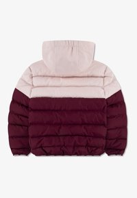 Paminkštinta striukė su spalvų blokų dizainu, ryškiai raudonos, šviesiai rožinės ir kreminės spalvų. Turinti gobtuvą ir elastingas rankoves, su logotipo detale apatinėje dalyje.