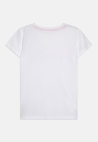 Hvit bomull t-skjorte med korte ermer, med en rosa aksent ved halsen. Enkelt design, glatt tekstur, ingen ytterligere mønstre eller detaljer.
