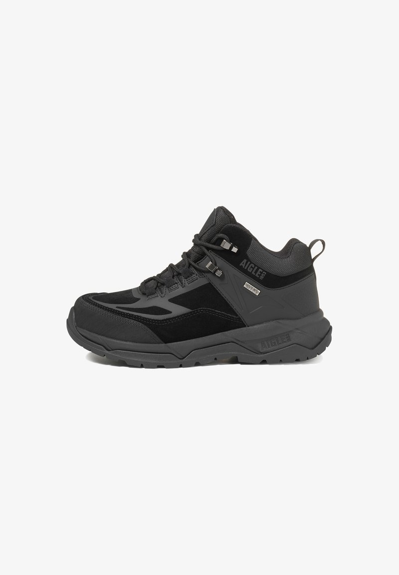 Chaussures de randonnée noires avec un dessus en daim texturé et en mesh, col rembourré, design à lacets et semelle en caoutchouc robuste pour une bonne traction.