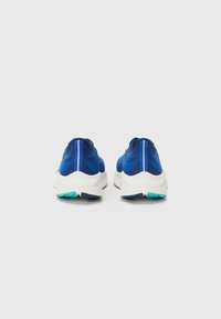 Blauwe sportschoenen met een gestructureerde bovenkant, contrasterende lichtblauwe accenten en een gewatteerde witte tussenzool met een mintgroene buitenzool.