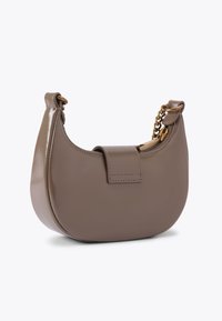 Borsa rotonda in pelle taupe con finitura liscia, chiusura a pattina e tracolla in catena color oro. Presenta un design minimalista e dettagli di cucitura discreti.