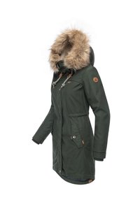 Geacă parka verde cu glugă căptușită cu blană artificială, talie cu șnur și buzunare frontale cu nasturi. Confecționată dintr-un material durabil cu o textură netedă.