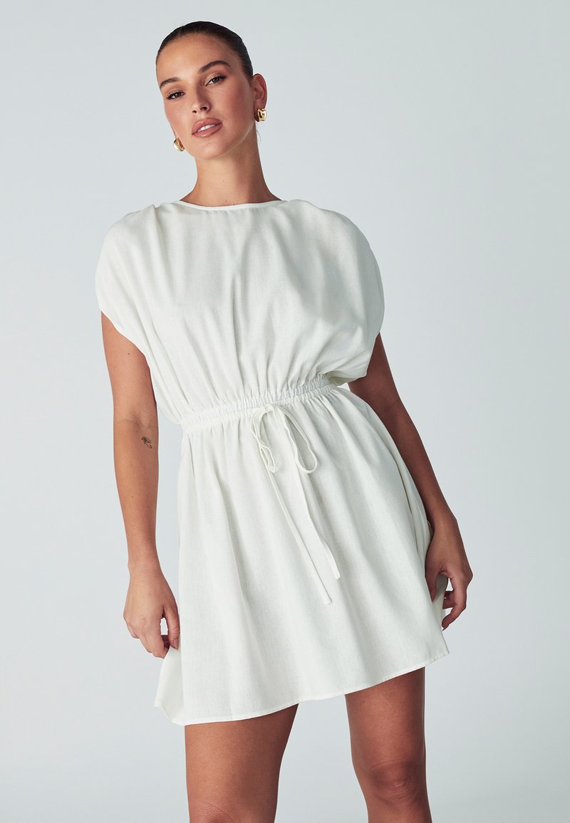 Weißes, kurzärmliges Kleid mit taillierter Taille und Bindedetail. Hergestellt aus leichtem Stoff, mit lockerem Schnitt und glatter Textur.