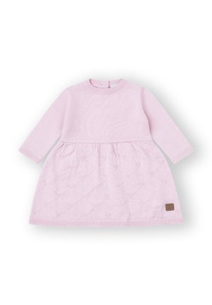 Vestido de punto para bebé de manga larga en color rosa claro, con falda de patrón de diamantes texturizados y un pequeño parche marrón cerca del dobladillo.