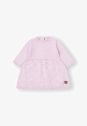 Vestido de punto para bebé de manga larga en color rosa claro, con falda de patrón de diamantes texturizados y un pequeño parche marrón cerca del dobladillo.