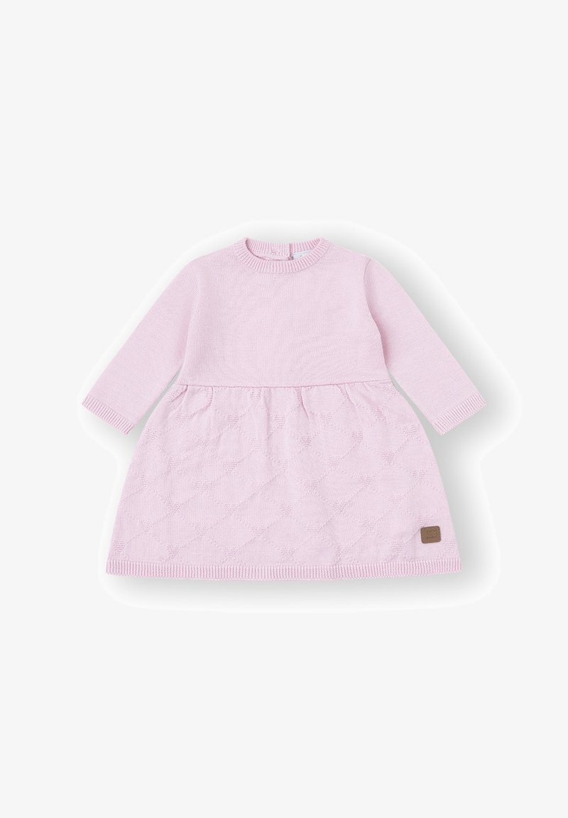 Vestido de punto para bebé de manga larga en color rosa claro, con falda de patrón de diamantes texturizados y un pequeño parche marrón cerca del dobladillo.