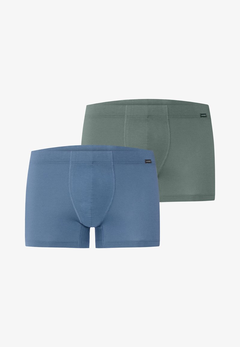 Dos pares de bóxers para hombre, uno azul al frente y otro verde detrás, ambos con una pequeña etiqueta con logo negro en la pretina.