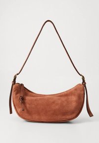 Mala de ombro em camurça cor ferrugem, formato curvo, com uma alça fina ajustável e fecho de correr. Apresenta detalhes em madeira nos acessórios.