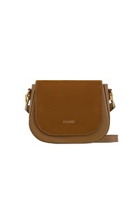 Misiņa krāsas ādas crossbody soma ar zamša vāku, noapaļotu apakšu un regulējamu siksniņu. Iezīme ir zelta toņa apkārtējais aprīkojums un iespiedots logo.