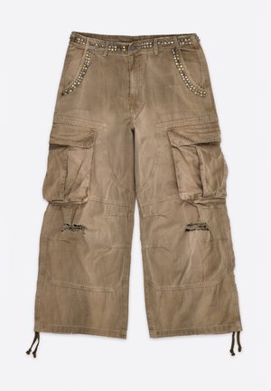 Pantaloni cargo marroni con grandi tasche, tessuto consumato sulle ginocchia, decorazioni con borchie metalliche lungo la vita e i bordi delle tasche, e coulisse agli orli.