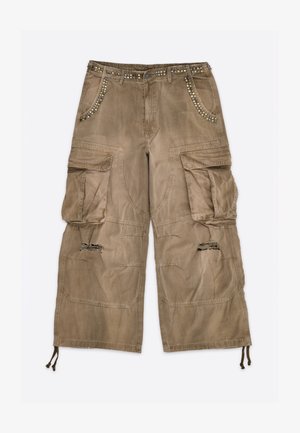 Pantaloni cargo marroni con grandi tasche, tessuto consumato sulle ginocchia, decorazioni con borchie metalliche lungo la vita e i bordi delle tasche, e coulisse agli orli.