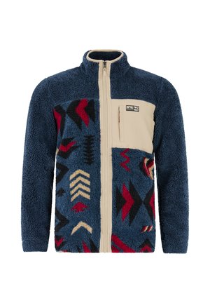 Marineblauwe fleecejack met geometrische rode en beige patronen, een beige borstzak, hoge kraag en voorkant met rits.
