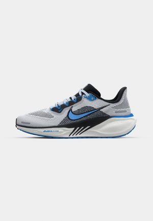 Nike løbesko med en åndbar grå mesh overdel, blå detaljer, polstret krave, sort mellemsål og struktureret hvid ydersål.