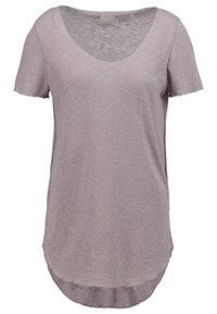 Ljuslila kortärmad topp med rundad halsringning, rundad nederkant, mjuk struktur och subtilt prickigt mönster. Avslappnad design.