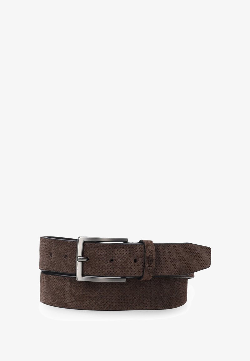 Hnědý pásek z broušené kůže se stříbrnou obdélníkovou přezkou, texturovaným povrchem a poutkem na pásek s vyraženým nápisem "VENETA".