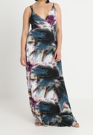 Kvinde iført en ærmeløs, V-formet, gulvlængde kjole med et flerfarvet abstrakt fjerdesign i blå, lilla, sort og hvid.