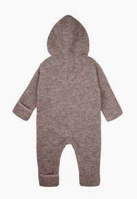 Brun fleece baby onesie med hette, lange ermer og mansjetter. Designet har en vertikal søm på baksiden og en myk tekstur.