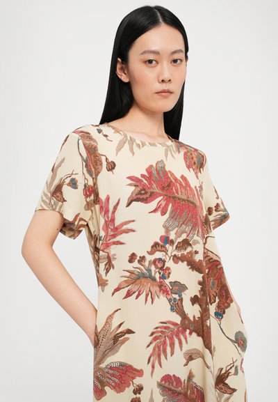Beige mekko, jossa on kukkakuosi, lyhyet hihat, pyöreä pääntie ja monivärisiä lehtiä sekä kukkia punaisen, ruskean ja sinisen sävyissä.